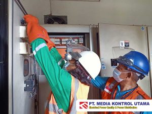 Using Electrical Safety Gloves - PT Media Kontrol Utama